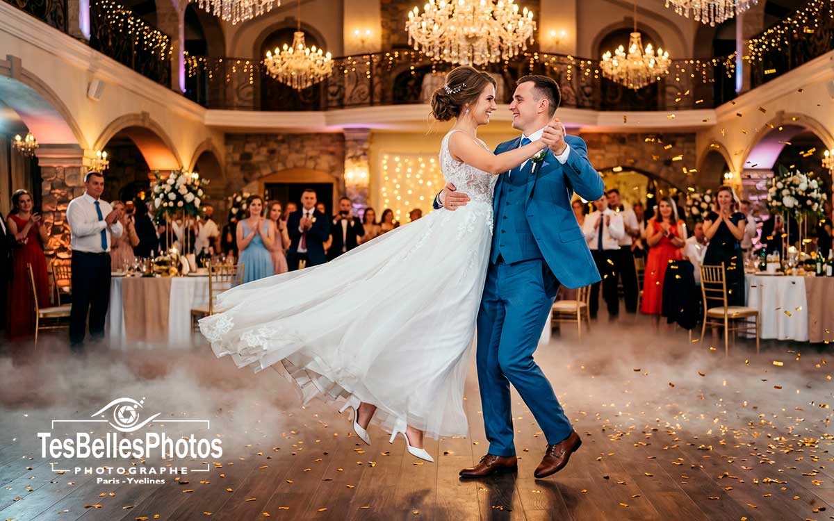Photographe mariage Orne – couple de mariés dansant lors du bal de leur mariage au Domaine de Laumondière
