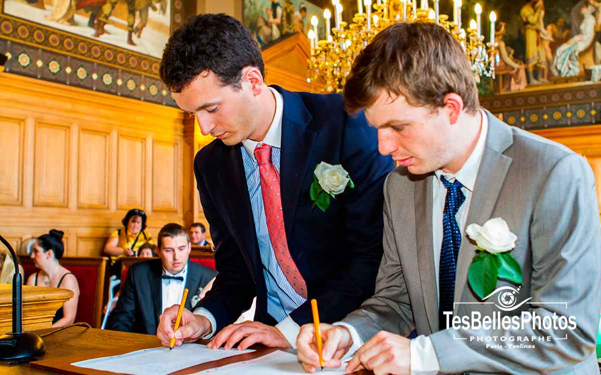 Photographe de mariage, photo de signature par les témoins de mariage civile