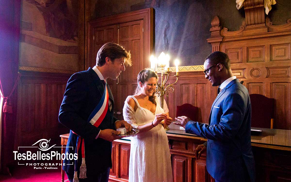 Photo échange des alliances, photo de mariage à Paris