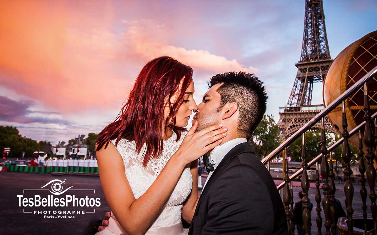 Photographe de mariage à Paris – séance couple élégante devant la Tour Eiffel dans le 7e arrondissement