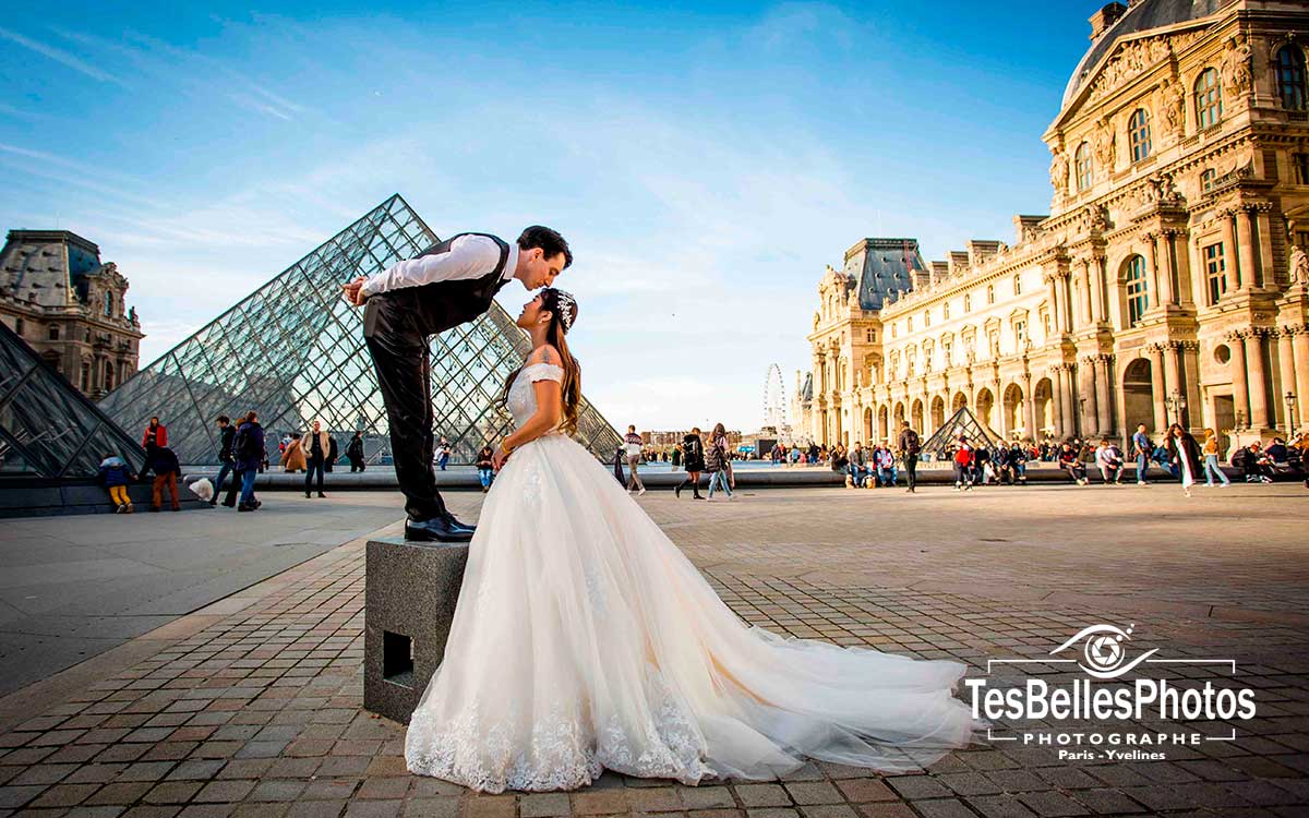 Photographe de mariage à Paris – séance photo de pré-mariage romantique à la Pyramide du Louvre dans le 1er arrondissement