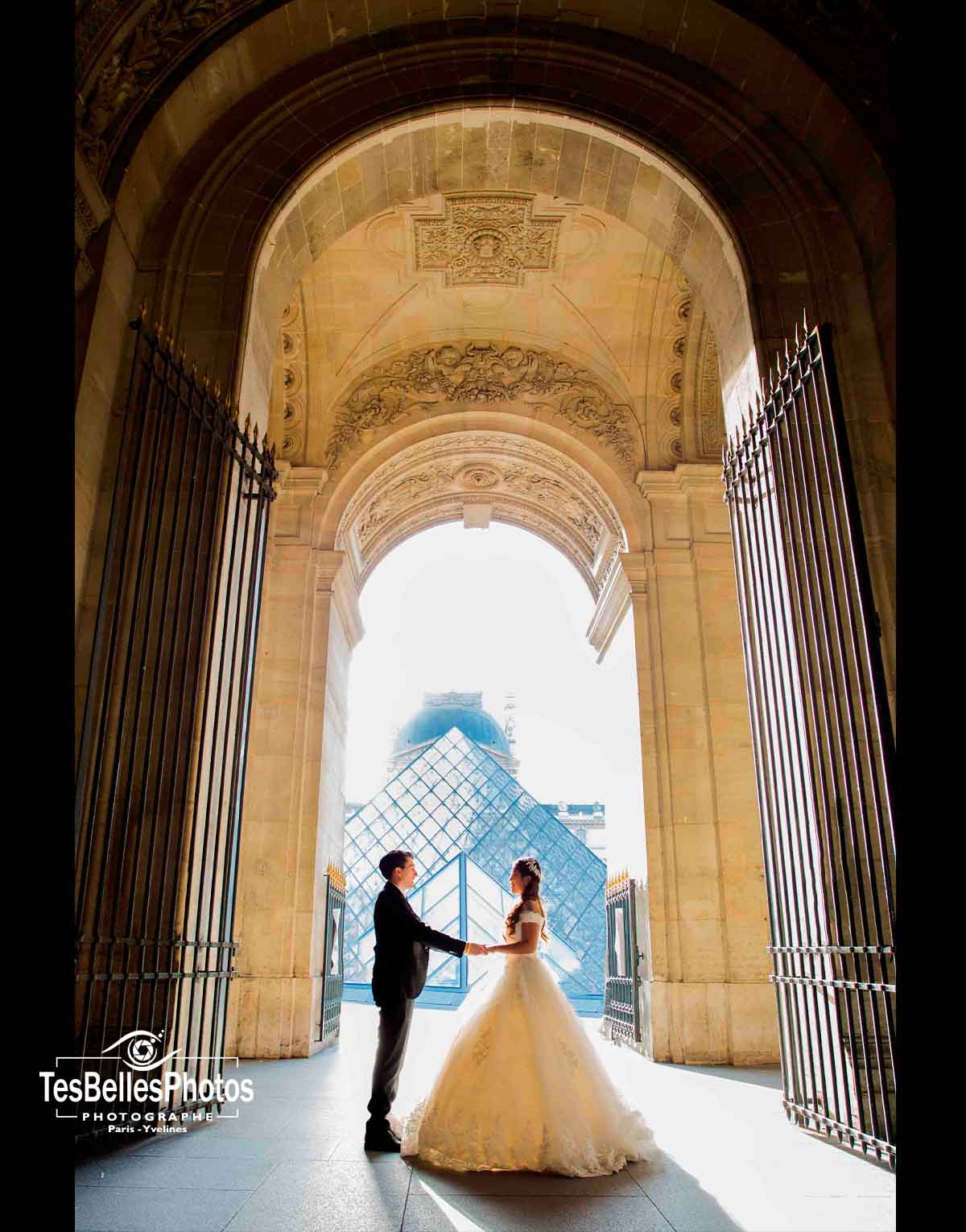 Photographe de mariage à Paris – séance photo de pré-mariage pour un couple chinois à la Pyramide du Louvre dans le 1er arrondissement