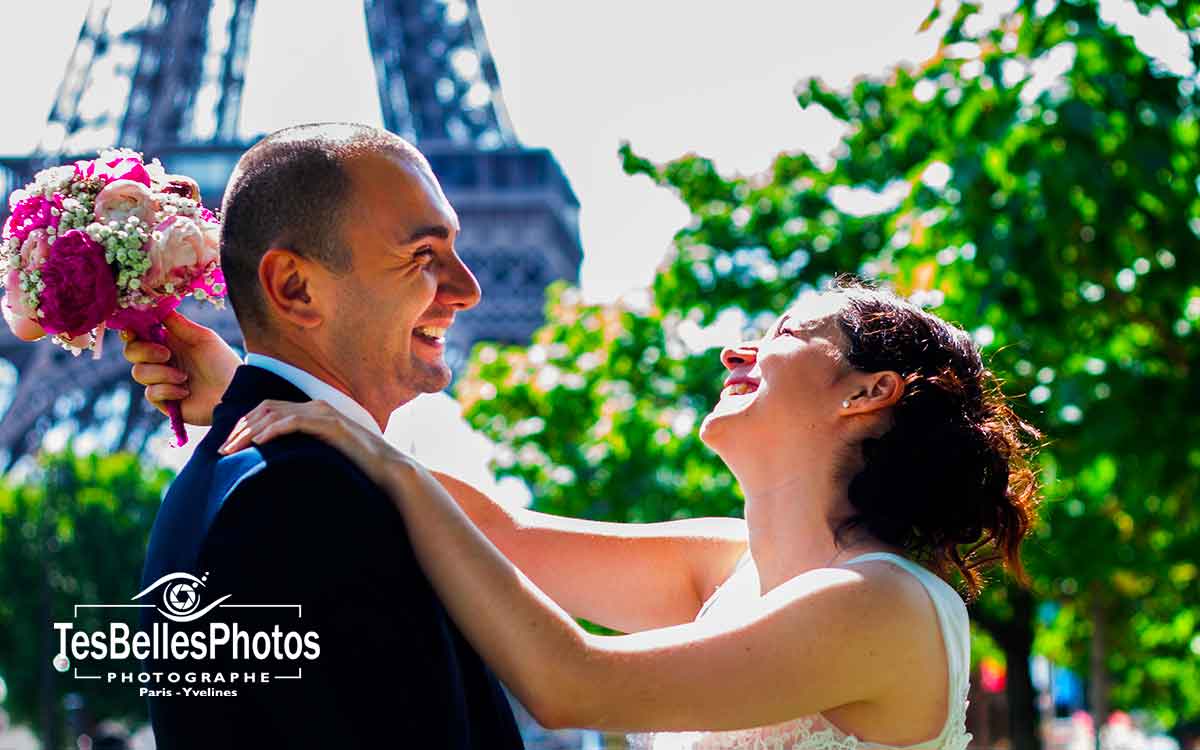 Photographe de mariage à Paris – séance photo de couple naturelle à la Place du Trocadéro dans le 16e arrondissement