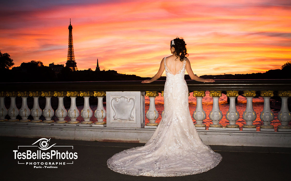 Photographe de mariage à Paris – portrait de la mariée sur le Pont Alexandre III au coucher du soleil