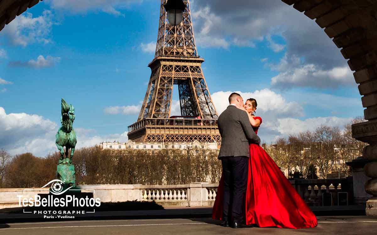 Shooting couple marié Paris au Pont de Bir-Hakeim