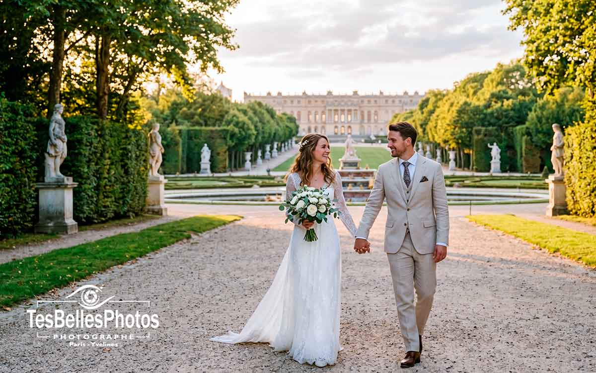 Couple de mariés élégant au Château de Versailles – séance photo naturelle et lumineuse
