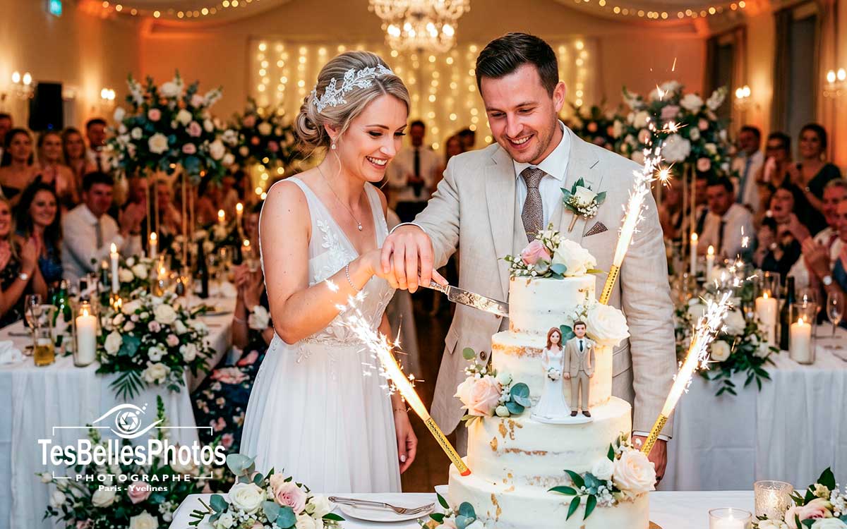 Photographe mariage à Saint-Germain-en-Laye – couple de mariés coupant leur gâteau de mariage