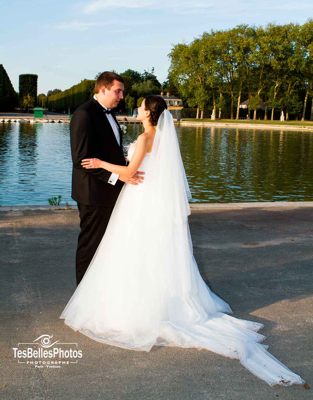 Photographe de couple mariage Versailles, séance photo couple au jardin de Versailles