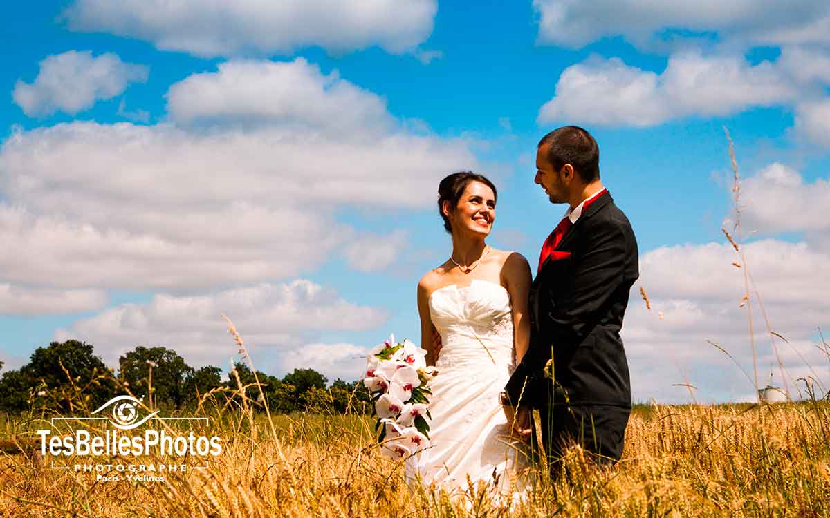 Shooting couple mariage aux champs de blé près du Moulin de Gambais en Yvelines