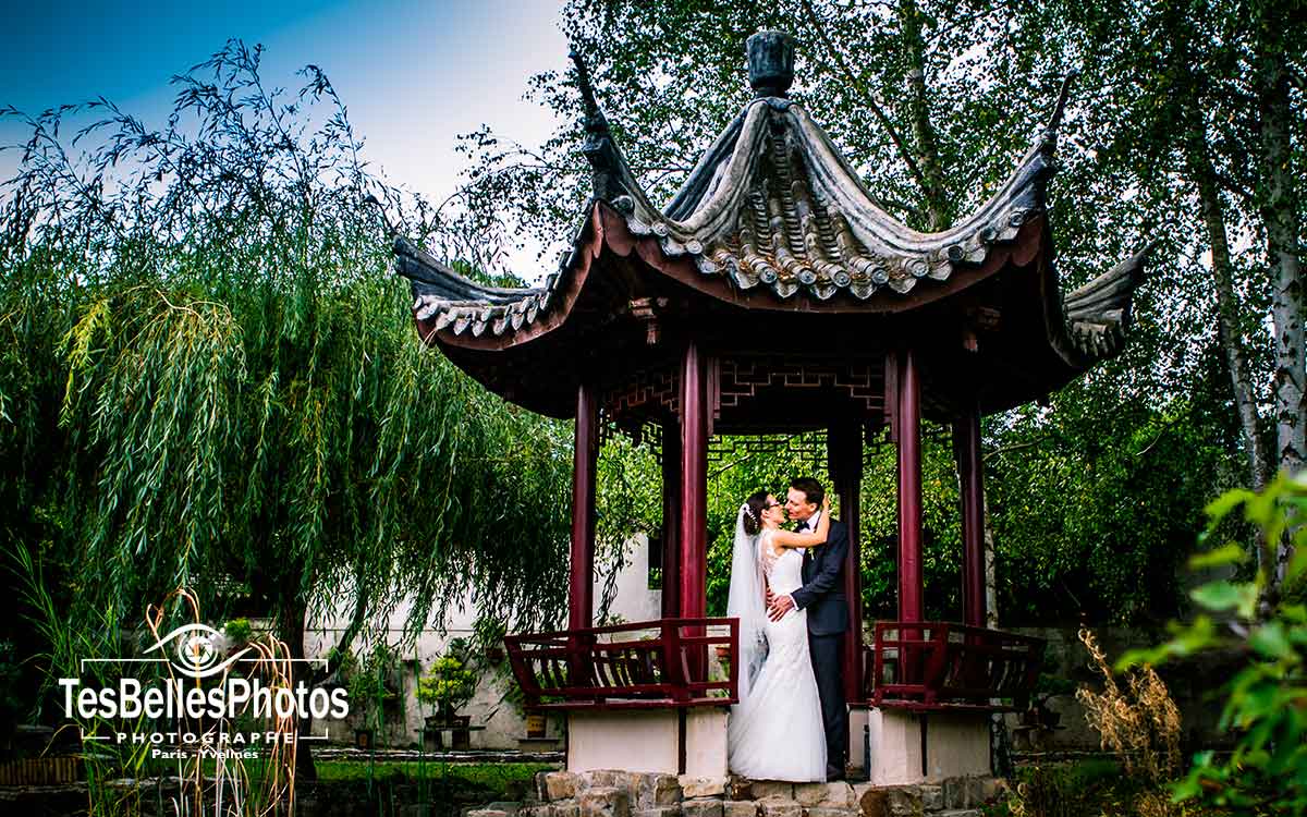 Séance photo couple de mariage au jardin chinois Yili à Saint-Rémy-l'Honoré en Yvelines, photographe mariage Saint-Rémy-l'Honoré Yvelines