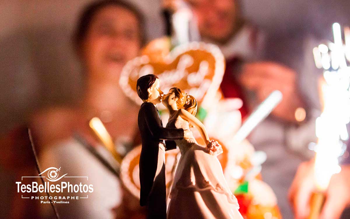 Photo de jeunes mariés, couper le gâteau de mariage