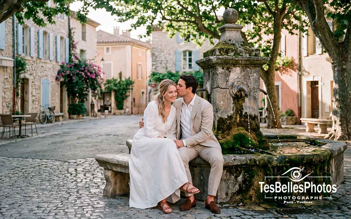 Photographe mariage Vaucluse – couple de mariés assis devant une petite fontaine à Roussillon