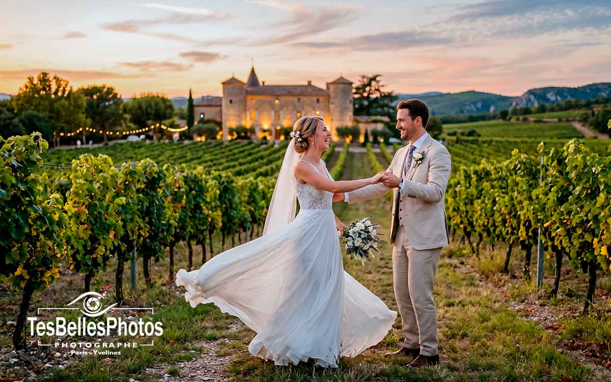 Photographe mariage Vaucluse – couple de mariés dansant dans un champ de vignes au coucher du soleil