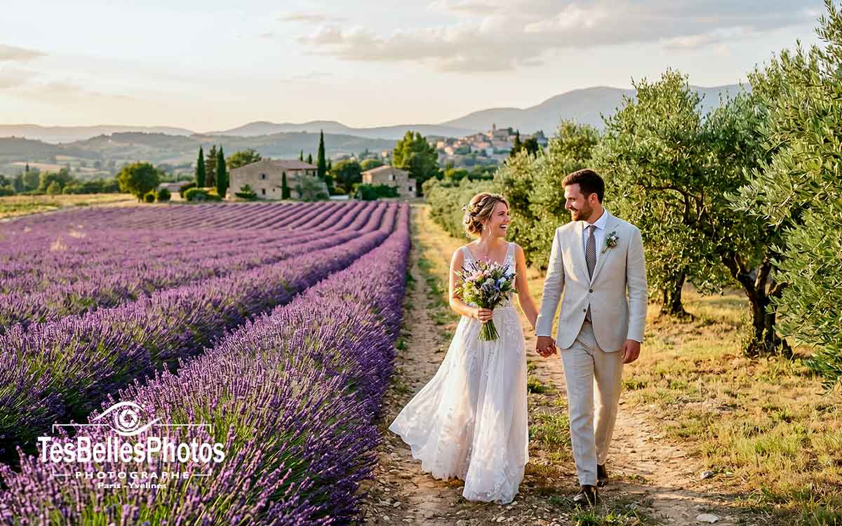 Photographe mariage Vaucluse – séance couple élégante dans un champ de lavande et d'oliviers