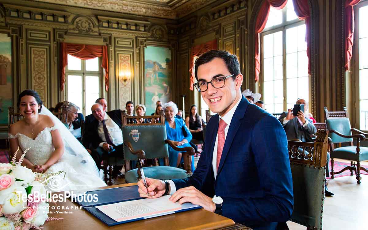 Moment d’émotion capturé lors d'un mariage civil à Courbevoie