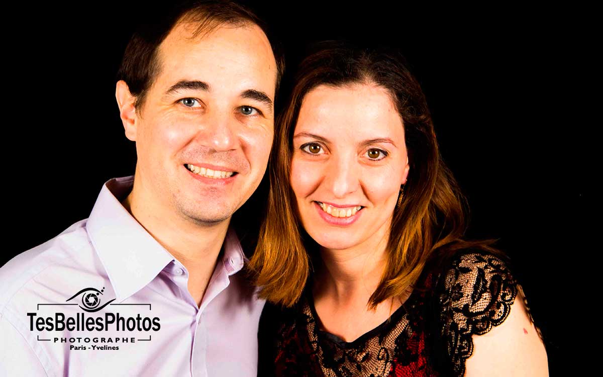 Jeune couple heureux fait photographier au studio TesBellesPhotos par photographe de couple aux Mureaux en Yvelines