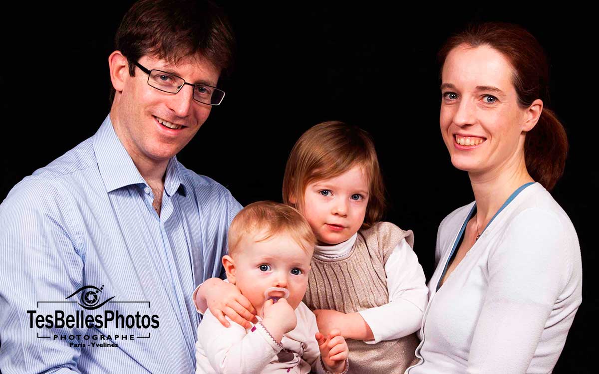 Jeune couple avec leur 2 enfants en famille fait photographier dans le studio TesBellesPhotos aux Mureaux en Yvelines