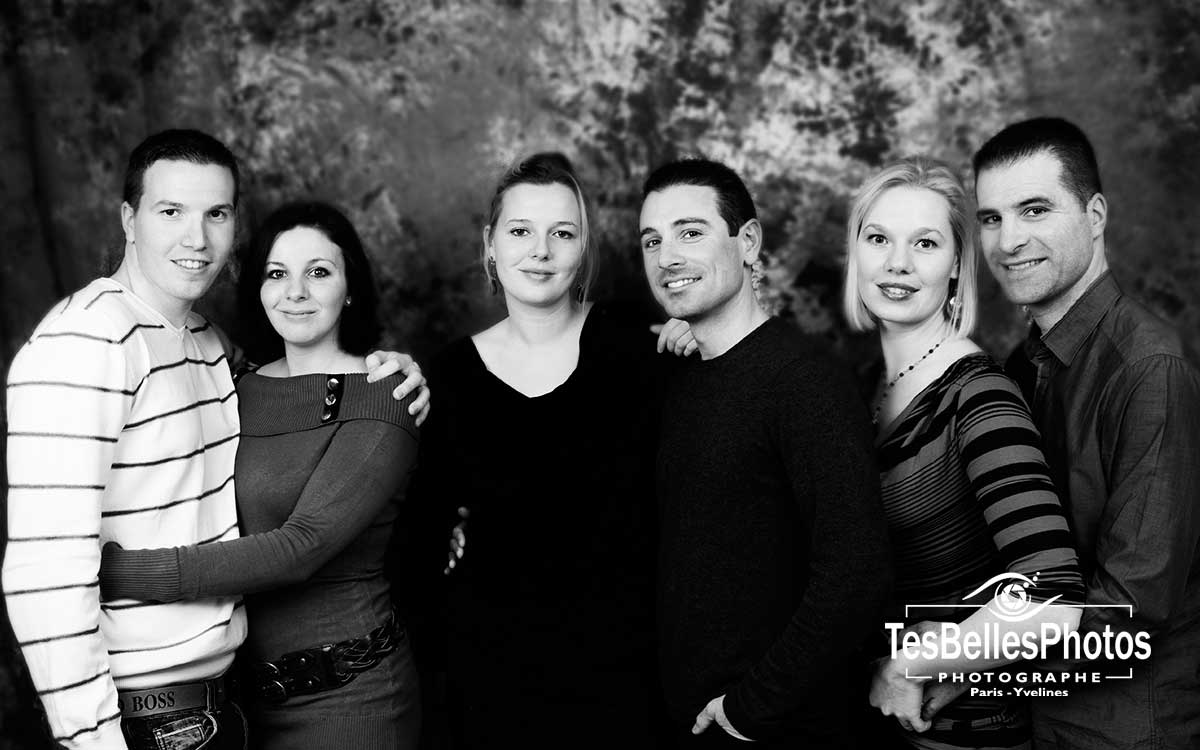 Séance photo de famille en studio aux Mureaux en Yvelines, photo shooting portrait famille artistique en Noir & Blanc au studio TesBellesPhotos aux Mureaux en Yvelines