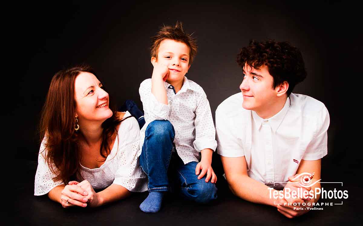 Portrait photo famille, enfant, couple en studio, photographe de studio en Yvelines, packshot photo pour e-commerce