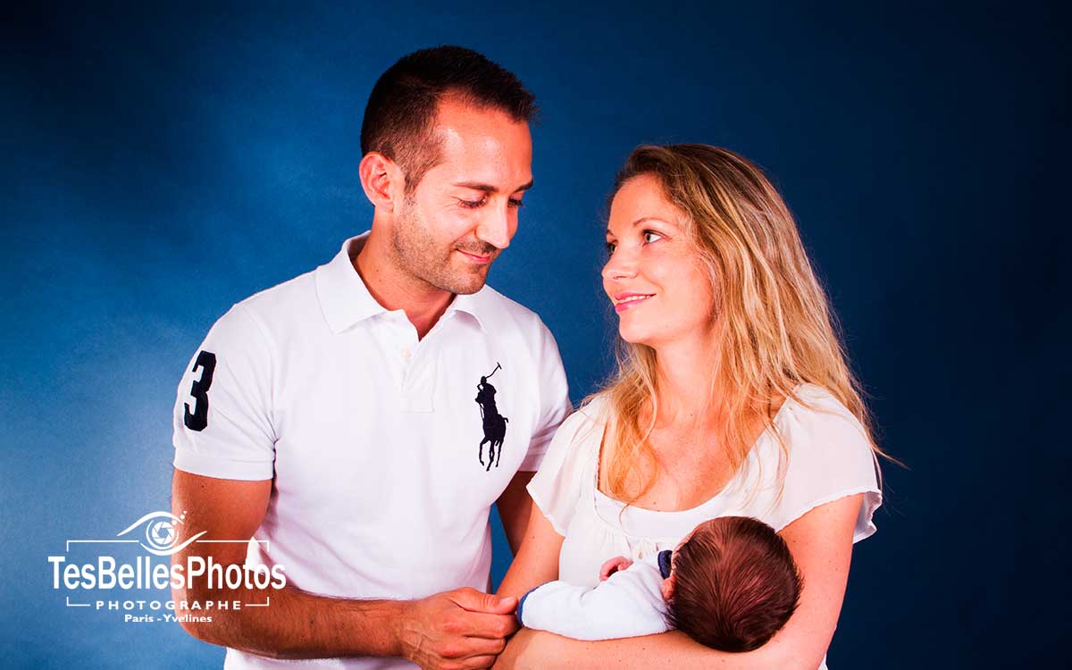 Séance photo de couple avec nouveau-né, séance photo famille aux Mureaux en Yvelines