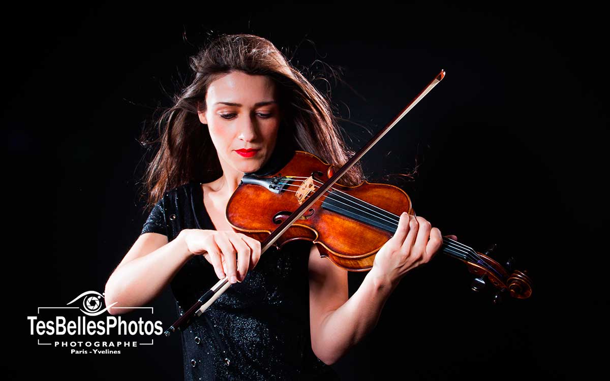 Jeune femme violoniste jouant le violon dans le studio TesBellesPhotos avec le fond Noir. Photos portraits de musiciens par le studio TesBellesPhotos aux Mureaux en Yvelines