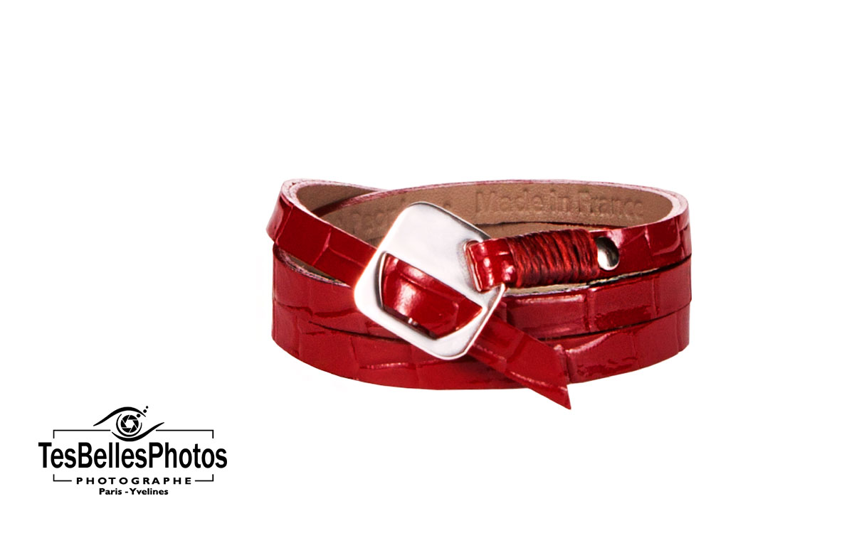 Photographe packshot joaillerie, photographe packshot bracelet d'accessoire, packshot bracelet rouge en cuir sur fond blanc