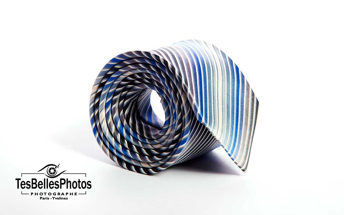 Photographe studio Yvelines aux Mureaux, packshot cravate en soie, photo packshot cravate