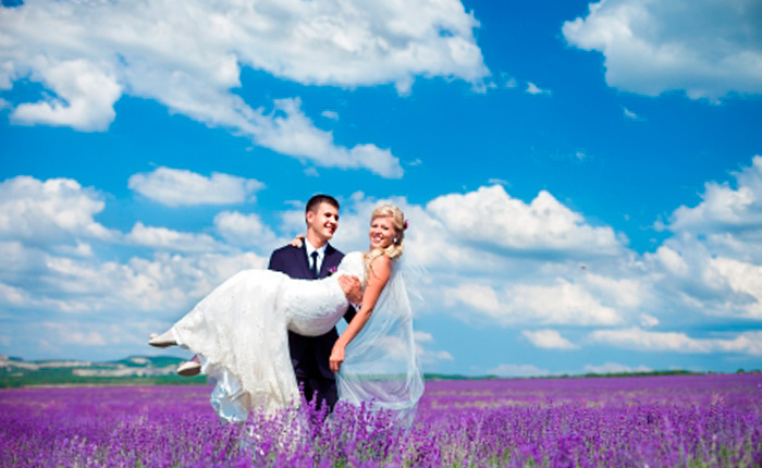 Photographe mariage Valensole, photo de mariage aux champs de Lavandes à Valensole